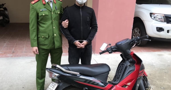 Khống chế phụ nữ để cướp tài sản rồi quay xe bỏ chạy