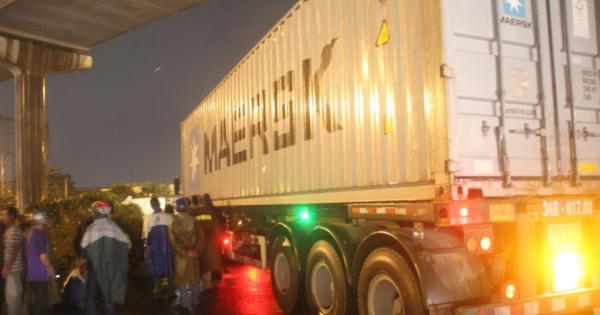 Lặng người nhìn mẹ và vợ tương lai chết thảm dưới gầm container