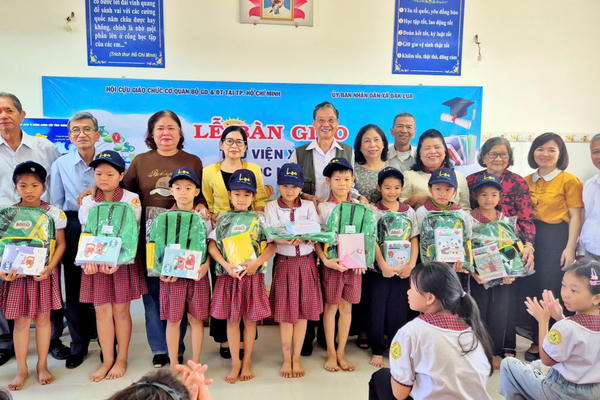 Hội Cựu Giáo chức Cơ quan Bộ GD&ĐT tại TP.HCM bàn giao “Thư viện xanh” và tặng quà cho học sinh tại Đồng Nai