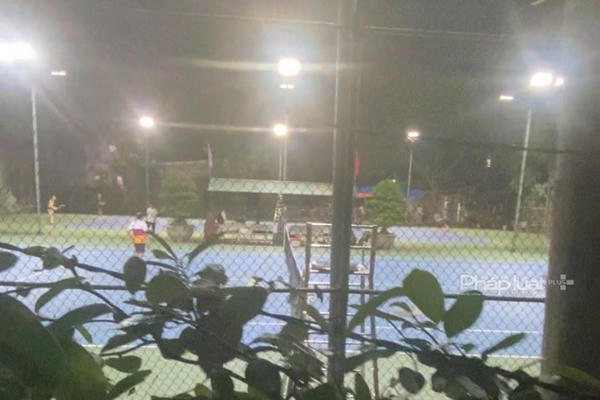 Dịch bệnh Covid-19 ở Hà Nội phức tạp, sân tenis ở phường Tứ Liên vẫn đông người chơi