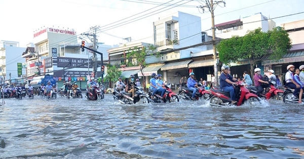 TP HCM: Triều cường đạt đỉnh, cuộc sống người dân đảo lộn