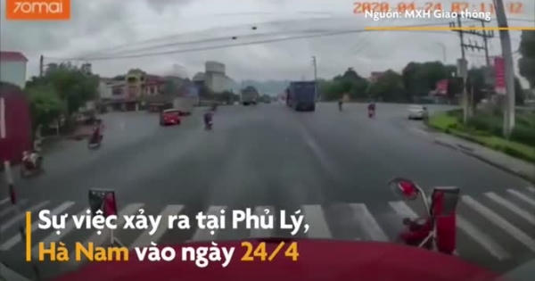 [Clip]: Người phụ nữ hồn nhiên tạt đầu xe container khiến tài xế hoảng hồn