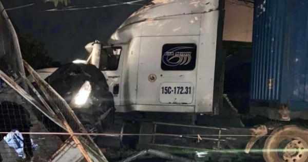 Xế hộp bị xe container đè bẹp rúm, 2 người tử vong