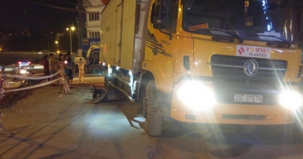 Hà Nội: Hai mẹ con bị cuốn vào gầm xe tải, mẹ nguy kịch, con gái thoát nạn