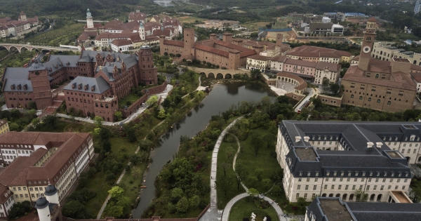 Đột nhập 'Đại bản doanh' tỉ đô của Huawei