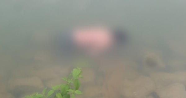 Cammera ghi lại hình ảnh “người lạ” trong vụ thi thể nữ sinh nổi trên mặt nước sau 2 ngày mất tích