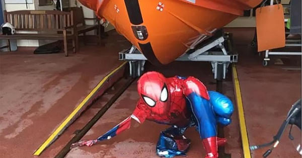 Hài hước vụ giải cứu… Người Nhện bị rơi xuống biển