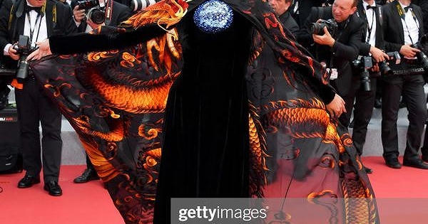 Không giống Ngọc Trinh, trang phục Trương Thị May bừng sáng trên thảm đỏ Cannes