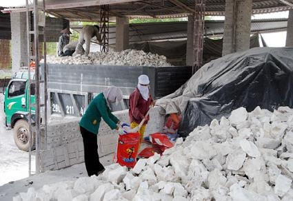 Gạch ốp lát và vôi sống xuất khẩu của Việt Nam bị điều tra chống bán phá giá