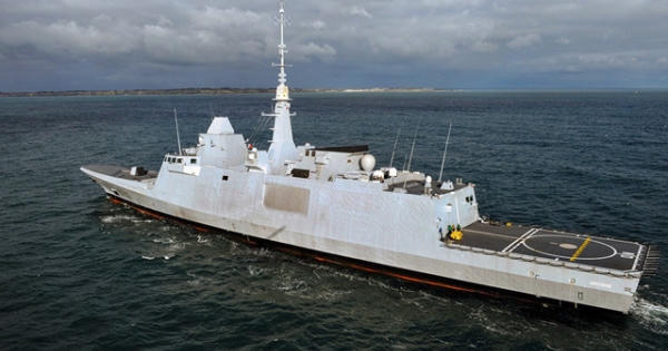 Máy bay Nga "kèm" tàu chiến Pháp ngay trước vụ không kích Syria