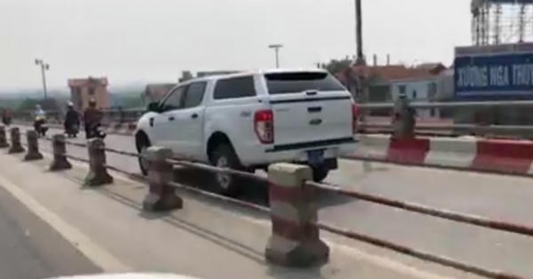 Yêu cầu làm rõ vụ ô tô biển xanh vi phạm trên cầu Thanh Trì