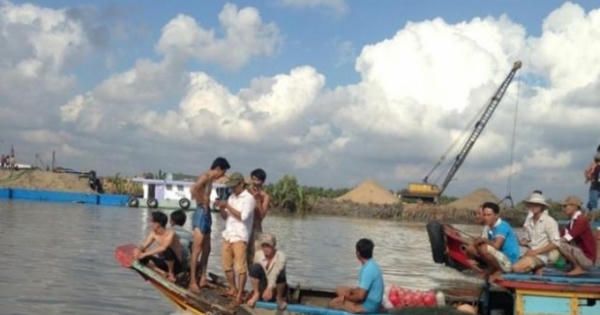 Cá sấu "khủng" dài gần 2m trên sông Soài Rạp đã sa lưới