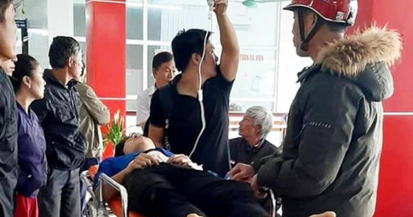 Nam sinh lớp 10 bị đâm trọng thương ở cổng trường