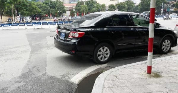 Xe biển xanh đi ăn cưới đỗ tràn lan dưới lòng lề đường