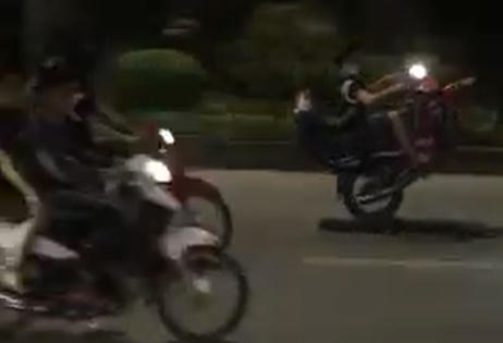 Nhóm “quái xế” bốc đầu, đánh võng, rú ga làm cả thị trấn náo loạn