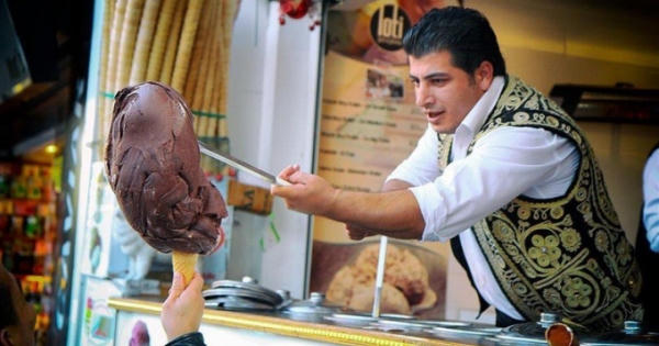Đến Thổ Nhĩ Kỳ khám phá món kem chặt Maras Dondurma độc lạ