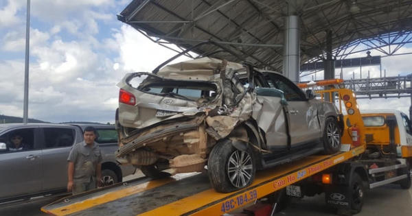 Lâm Đồng: Ô tô 7 chỗ bị xe khách đâm bẹp dúm trong lúc mua vé tại BOT