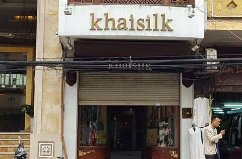 Truy tìm đường đi của những chiếc khăn lụa giả mạo "made in Việt Nam"