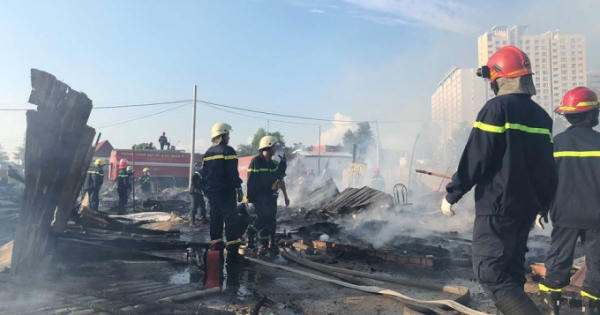 Hàng trăm công nhân thẫn thờ vì cả khu lán trại cháy rụi