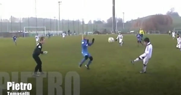 Sửng sốt với kỹ năng của thần đồng bóng đá Pietro Tomaselli
