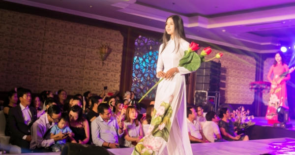 Trình diễn Áo dài “Hương xưa” của NTK Trần Việt Sơn tại Huế