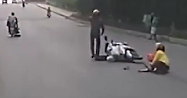 [Clip]: Bị cướp, người mẹ ôm chặt con trước khi ngã văng ra đường