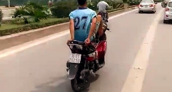 Công an vào cuộc truy tìm "thanh niên cứng" lái xe bằng chân trong làn BRT