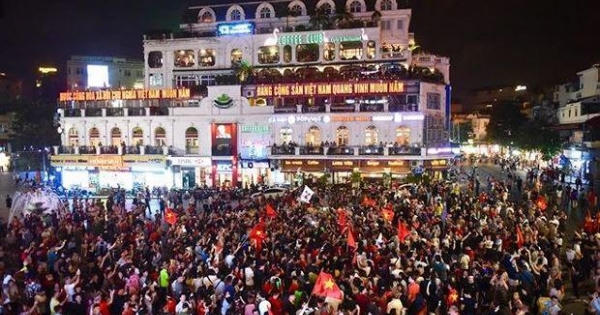 Người Việt Nam khắp nơi đổ ra đường hò reo mừng chiến thắng Người Việt Nam khắp nơi đổ ra đường hò reo mừng chiến thắng