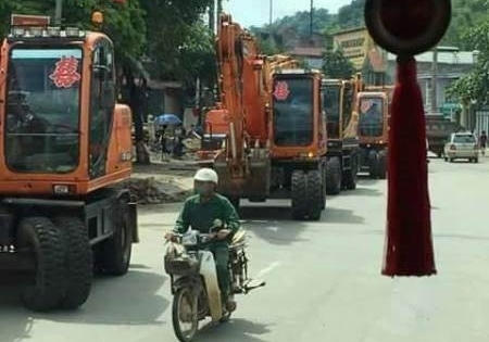 Cô dâu chú rể trong màn rước dâu "khùng" bằng 20 chiếc máy xúc là ai?