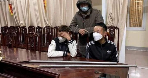 "Cưỡi" xe máy vác dao phóng lợn mài đường thì gặp công an