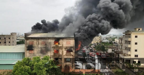 TP HCM: Khói lửa bao trùm cơ sở nệm mút