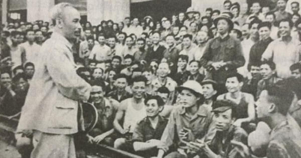 Bác Hồ với bữa cơm công nhân sáng Mùng 1 Tết