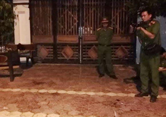 Người đàn ông bị đâm gục tại chỗ và bí ẩn đôi nam nữ vội vã rời khỏi hiện trường