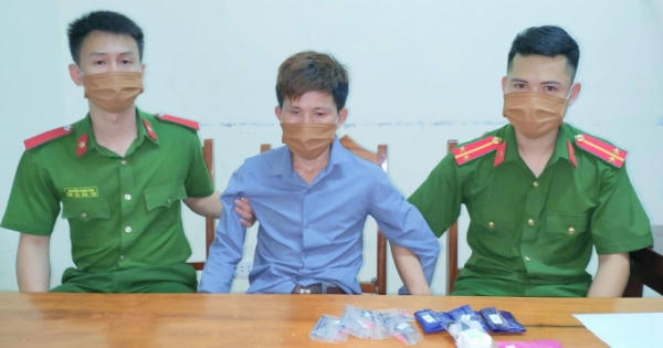 Đang đi “phân phối” ma túy thì bị công an mật phục tóm gọn