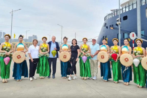 Quảng Ninh đón siêu du thuyền hạng siêu sang Luminara với gần 600 du khách