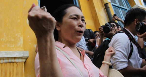 Mẹ hoa hậu Phương Nga: Tôi sẽ làm thật nhiều món ăn ngon cho con