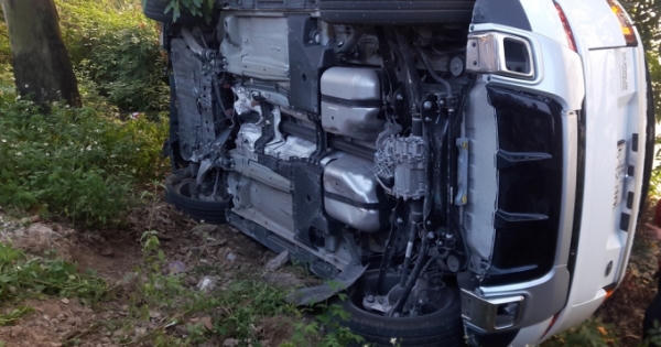 Xế hộp Range Rover mới cóng mất lái "phơi bụng" bên quốc lộ