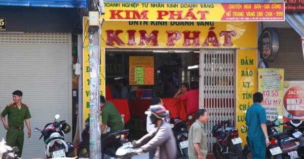 Mang dung dịch lạ vào tiệm vàng xin 200 triệu, dọa không cho sẽ đốt tiệm