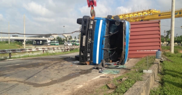 TP HCM: Hy hữu xe container lật 2 lần trong vài tiếng đồng hồ