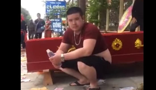 Khởi tố đối tượng mang quan tài, vòng hoa đi đòi nợ ở Hà Giang