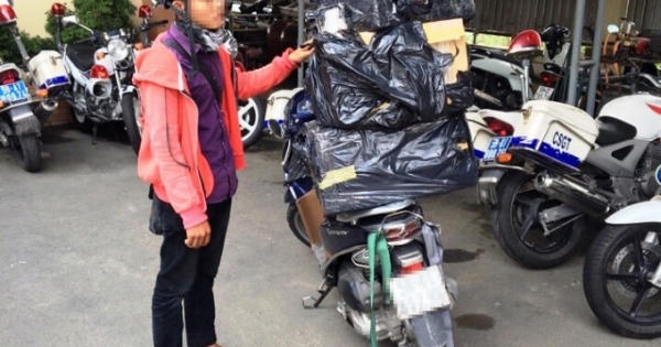 Bắt xe máy chở hàng cồng kềnh, lòi ra xe thuốc lá lậu
