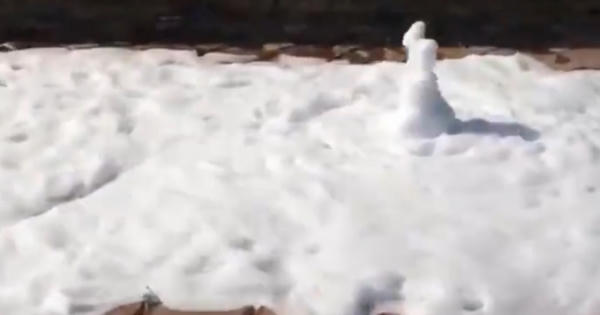 Thái Nguyên: Đường ống nước thải nhà máy Samsung rò rỉ, phun bọt trắng xóa