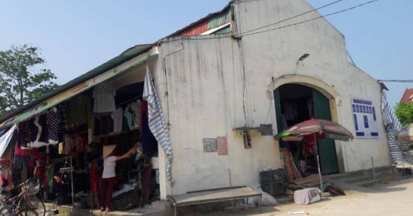 Tiểu thương khốn khổ vì hai “chủ” tranh nhau quản lý một cái chợ