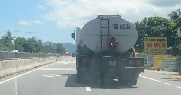 Huế: Xe tải bốc cháy ở đuôi xe, tài xế vẫn thản nhiên lưu thông trên QL 1A