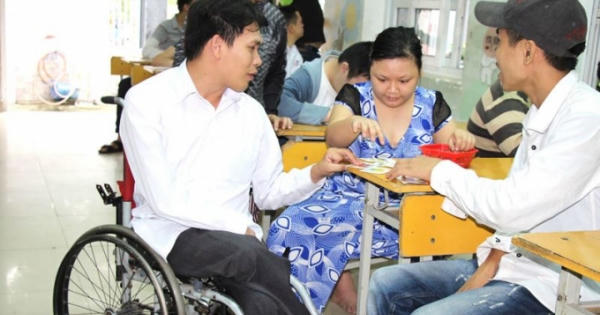 Thầy giáo đi xe lăn lên bục giảng: 'Được sống đã là một món quà'