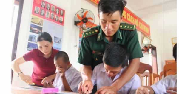 Dấu ấn thầy giáo 'quân hàm xanh'