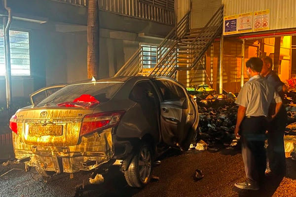 Nghi vợ ngoại tình, chồng lái ô tô lao thẳng vào công ty vợ làm 4 người bị thương