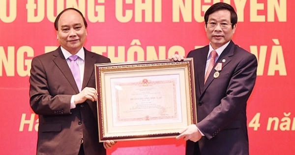 Thủ tướng trao Huân chương Độc lập hạng Nhì cho ông Nguyễn Bắc Son