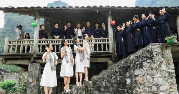 Các người đẹp hoa hậu vượt núi tặng sách cho thanh niên vùng cao Các người đẹp hoa hậu vượt núi tặng sách cho thanh niên vùng cao