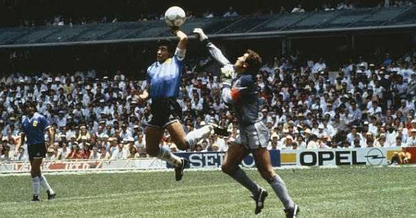 Huyền thoại bóng đá xứ Tango Diego Maradona qua đời